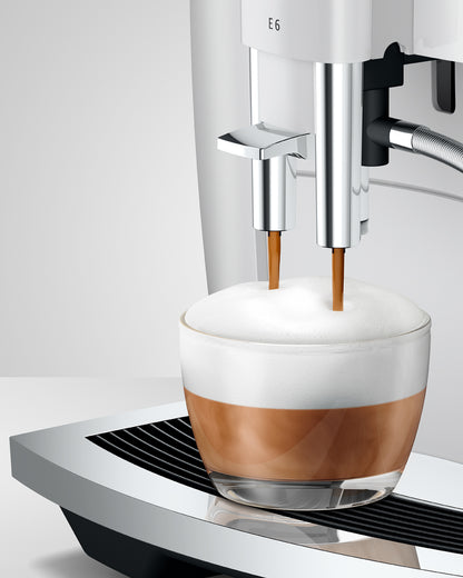 Jura E6 / Weiß / Kaffeemaschine inkl. gratis Kaffee & Espressotassen